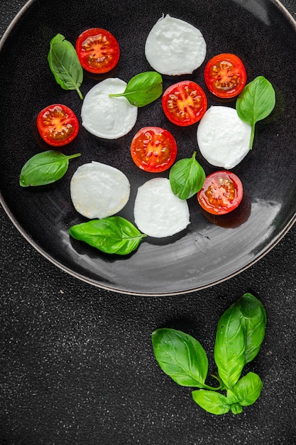 Mozzarella sałatka caprese pomidor bazylka świeże jedzenie smaczne jedzenie przysmak posiłek jedzenie przekąska