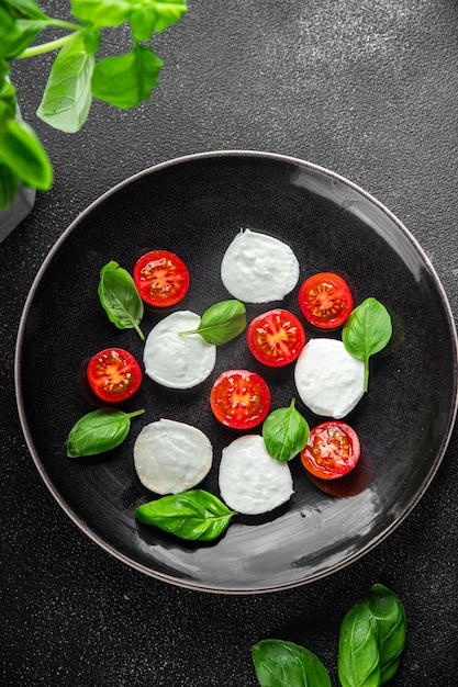 Zdjęcie mozzarella sałatka caprese pomidor bazylka świeże jedzenie smaczne jedzenie przysmak posiłek jedzenie przekąska