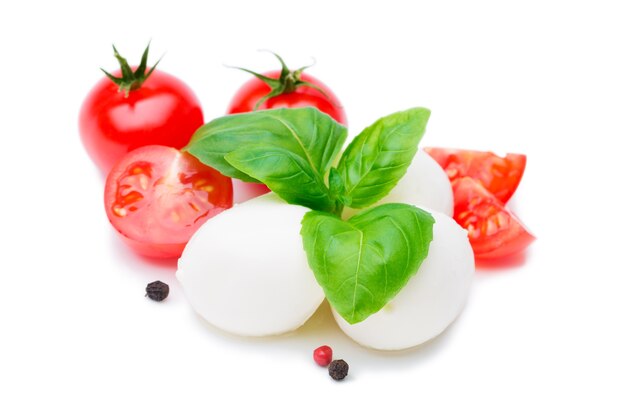 Mozzarella, świeże Pomidory I Liście Bazylii Na Białym Tle