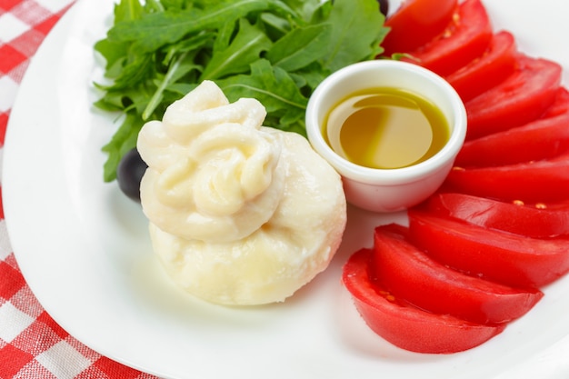 Mozzarella z pomidorami i bazylią