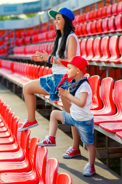 mpother and boy Fani pozują na stadionie