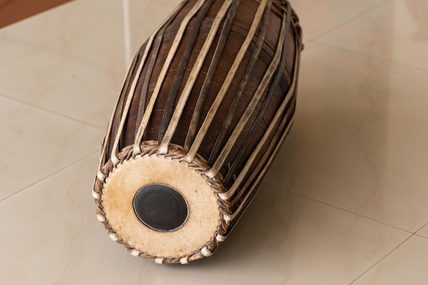 Zdjęcie mridangam, który jest indyjskim instrumentem perkusyjnym wykonanym z drewna dżakowca i skóry kozy