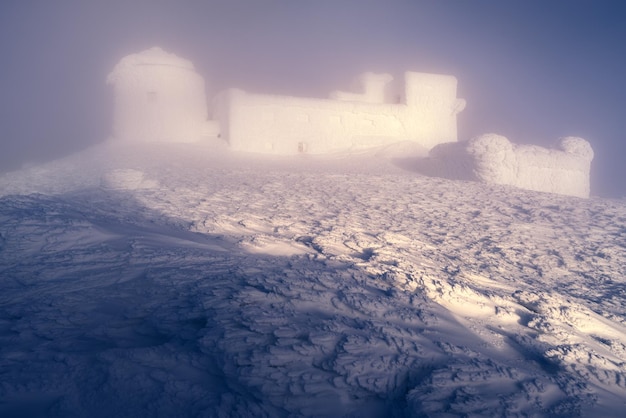 Mroźne obserwatorium na szczycie pokrytej śniegiem góry w ukraińskich Karpatach zimą