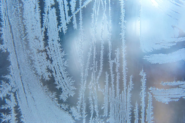 Mroźne wzory na zbliżenie szyby okiennej. naturalne tekstury i tła. wzory lodu na zamrożonych