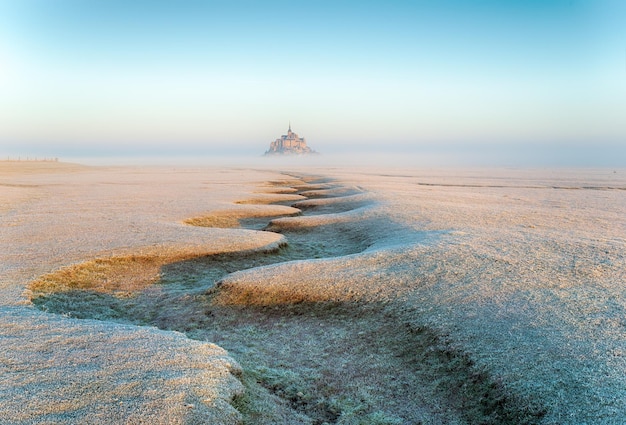 Mroźny zimowy dzień na słonych bagnach z widokiem na Mont St Michel