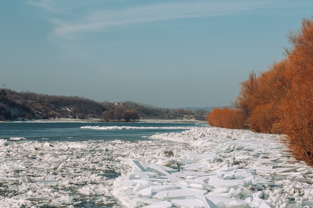 Mroźny Zimowy Dzień Nad Rzeką