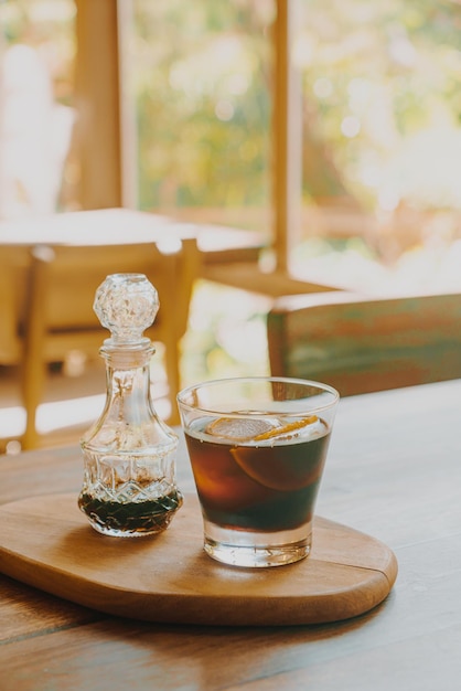 Mrożona Kawa Cold Brew Na Drewnianej Tacy - Miękki Punkt Ostrości