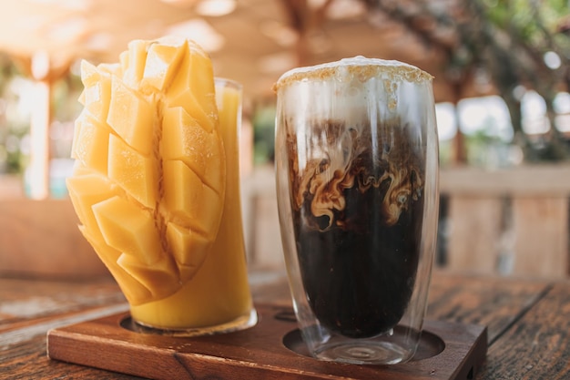 Mrożona Kawa Latte I Napoje Z Sokiem Z Mango W Koncepcji Lata