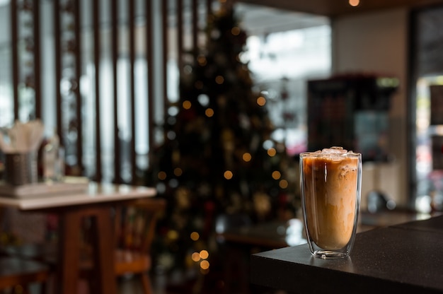 mrożona kawa latte na stole z dekoracją świąteczną