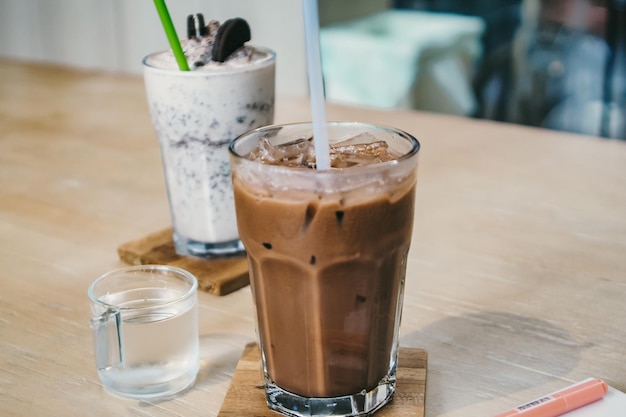 mrożona kawa latte w wysokiej szklance. tło zimnego letniego napoju