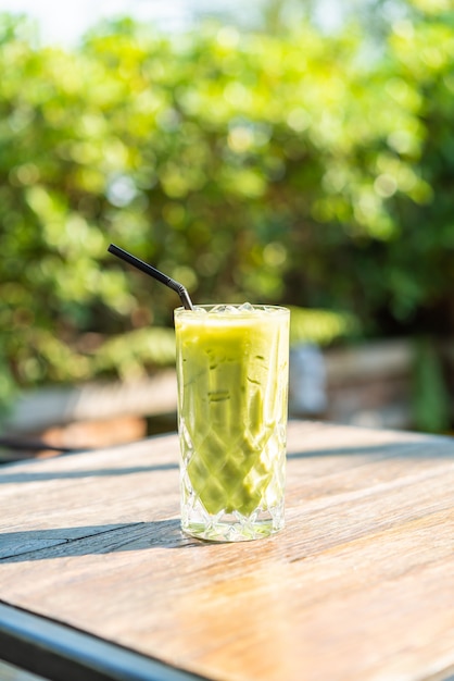 mrożona szklanka zielonej herbaty matcha na stole