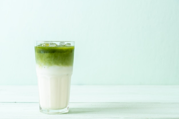 Zdjęcie mrożona zielona herbata latte matcha