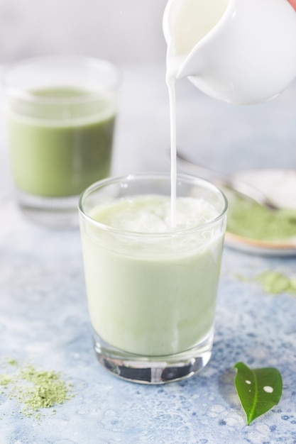 Mrożona zielona Matcha latte w szklankach gotowa do podania