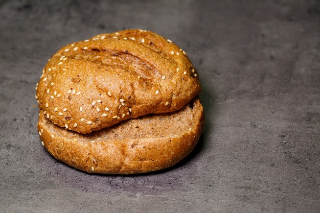 Mrożone bułeczki pełnoziarniste na kuchennym stole