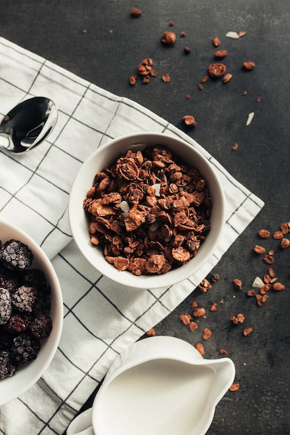 Mrożone Jeżyny, Granola, śmietana, Ręcznik Na Stole. Niewyraźne Tło. Wysokiej Jakości Zdjęcie