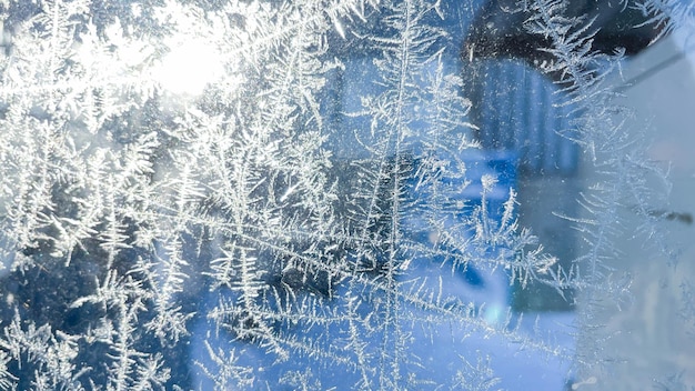 Mrożone okno piękne płatki śniegu na oknie
