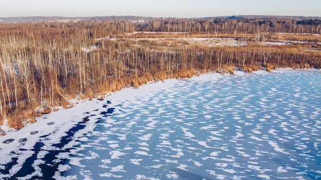 Mrożone zimowe jezioro lód widok z lotu ptaka Piękne jasne niebieskie zdjęcie stockowe lodu z lotu ptaka Selektywna ostrość niewyraźne tło