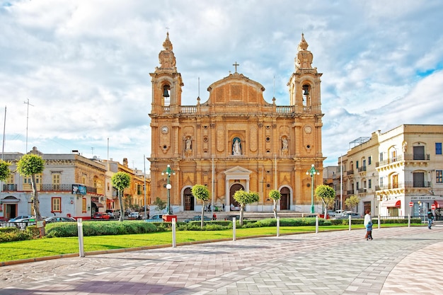 Msida, Malta - 6 kwietnia 2014: Kościół parafialny w Msida na wyspie Malta. Ludzie w tle