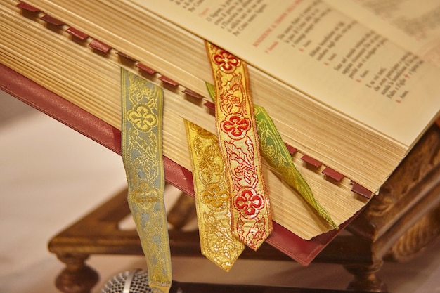 Mszał z różnymi zakładkami używany jako książka do czytań podczas uroczystości