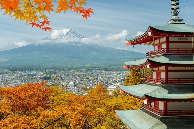Mt. Fuji i czerwona pagoda z jesień kolorami w Japonia, Japonia jesieni sezon.