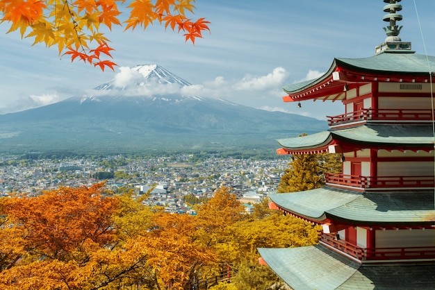 Mt. Fuji I Czerwona Pagoda Z Jesień Kolorami W Japonia, Japonia Jesieni Sezon.