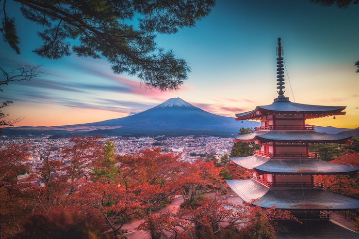 Mt. Fuji z pagodą Chureito i czerwonym liściem jesienią na zachodzie słońca w Fujiyoshida, Japonia.
