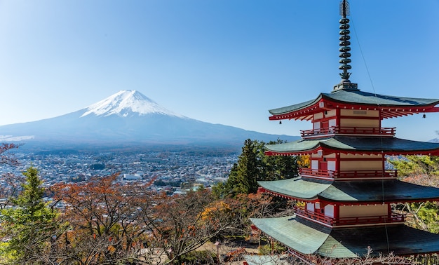 Mt. Fuji z pagodą Chureito jesienią