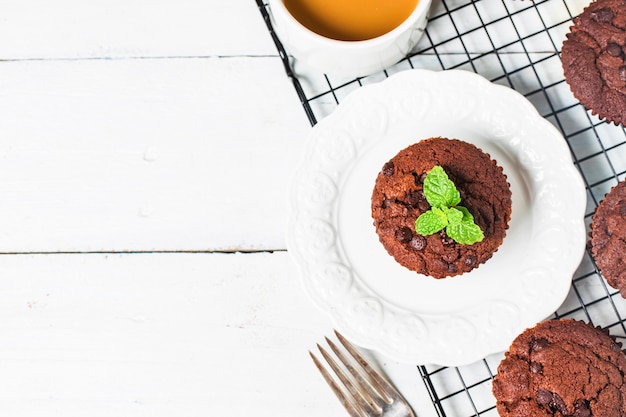 Zdjęcie muffin czekoladowy z mięty na drewnianym stole