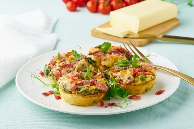 Muffin jajeczny zapiekany z boczkiem i pomidorem, ketogeniczną dietą keto, pastelowym, nowoczesnym zbliżeniem