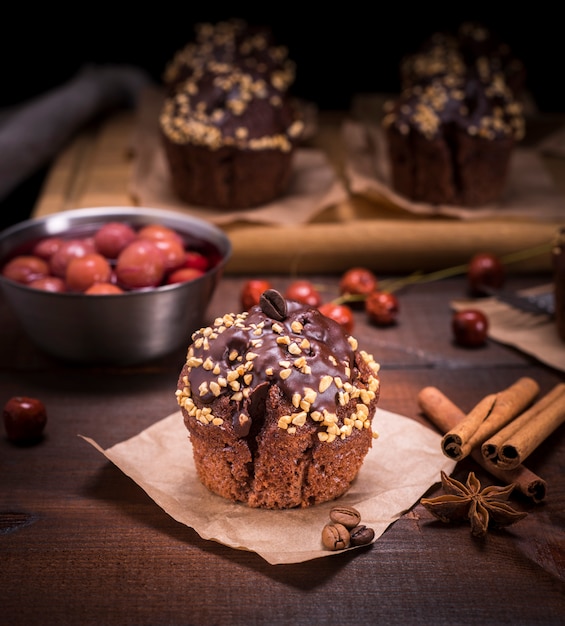 Muffin posypany orzechami na brązowym kawałku papieru pakowego