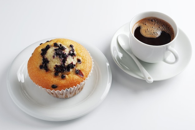 Zdjęcie muffin z jagodami i kawa.