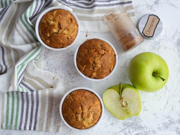 Muffin Z Serem I Jabłkiem. świeże Domowe Ciasta. Maasdam. Pojęcie Zdrowego śniadania. ścieśniać. Skopiuj Miejsce