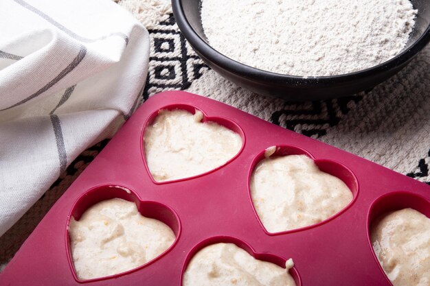 Muffiny w kształcie serca w przygotowaniu z bliska