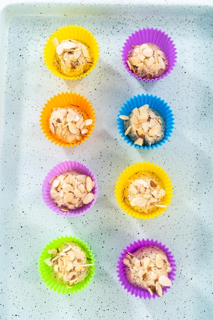 Zdjęcie muffiny z cytrynowymi nasionami maku ozdobione kawałkami migdałów