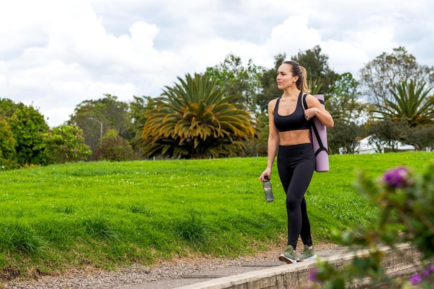 Mujer Joven Caminando Por El Parque