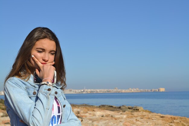 Mujer Joven Pensativa Junto Al Mar Mediterraneo