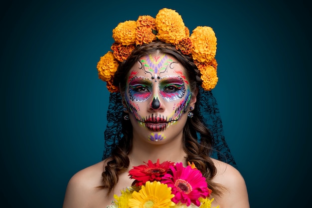 Mujer Latina Con Maquillaje De Catrina Y Flores En La Cabeza