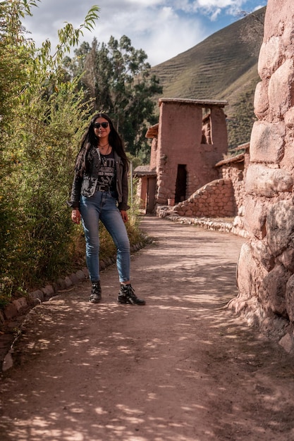 Mujer Rockera En Las Ruinas De Urubamba.