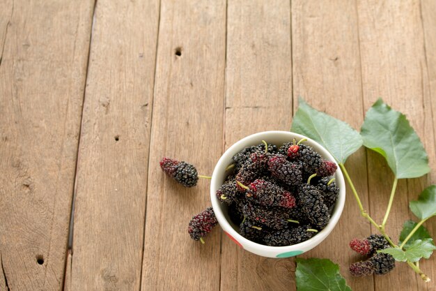 Mulberry jest zdrowe owoce do zrobienia soku umieszczone na drewnianym tle biurko.