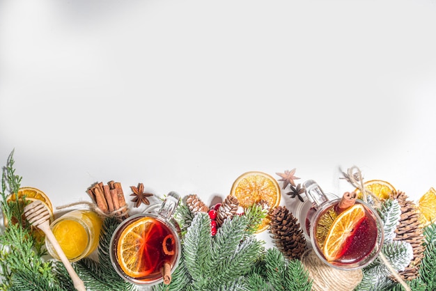 Mulled wine tradycyjny gorący zimowy jesienny alkohol alkoholowy napój z cynamonem aniz i pomarańczem Na Boże Narodzenie ozdobiony przestrzeń kopiowania tła