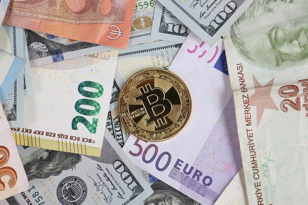 Zdjęcie multi euro dolar gotówka i moneta różne rodzaje banknotów nowej generacji bitcoin lira turecka