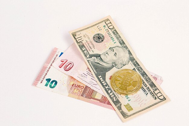 Multi gotówka i moneta Euro Dolar, Różne rodzaje banknotów nowej generacji, bitcoin, lira turecka