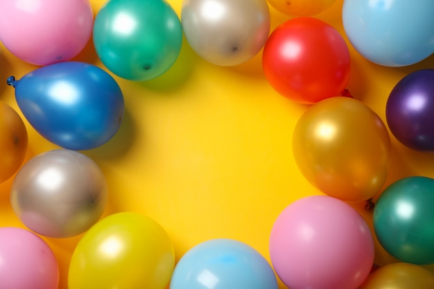 Multicolor balony na żółtym tle, miejsca na tekst