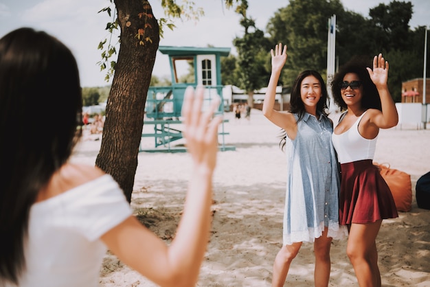 Multiracial Friends Girls Meet na Summer Shore