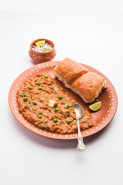 Mumbai Style Pav bhaji to danie typu fast food z Indii, składa się z grubego warzywnego curry podanego z miękką bułką, podanego w talerzu