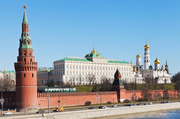 Mur Kremla Góruje Nad Pałacowymi Katedrami W Moskwie