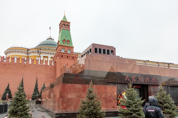 Mur Kremla to budynek z czerwonej cegły z napisem Kreml.
