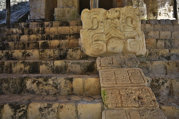 Zdjęcie mur murowany majowie starożytne miasto, abstrakcyjne tło stare kamienie ściana archeologii w meksyku