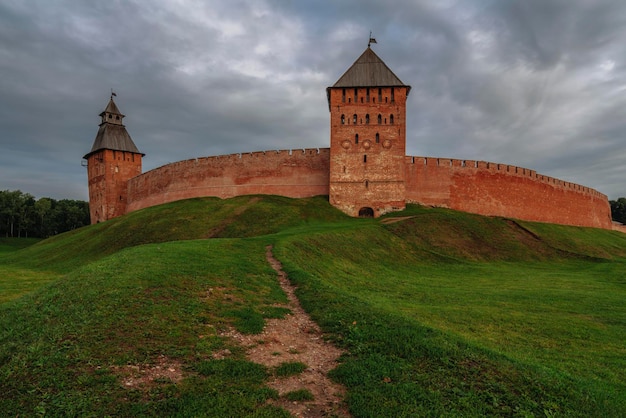 Zdjęcie mur nowogrodzkiego kremla wieże dworcowaja i spasska wielki nowogród rosja