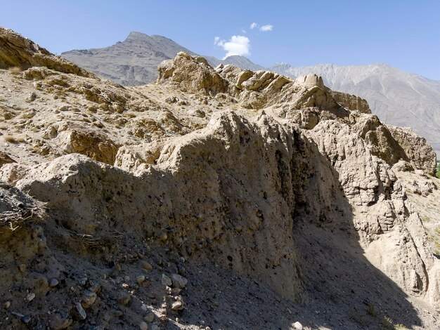 Mur obronny gigantycznej ruiny w górach Pamir